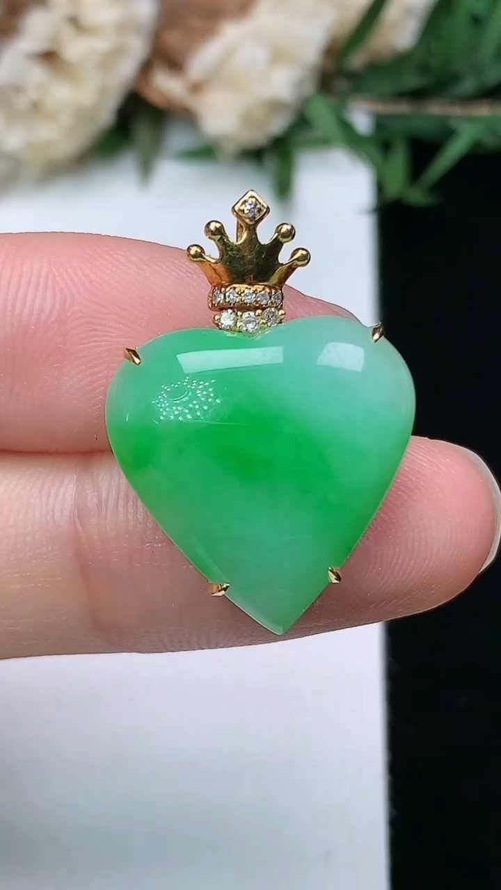 天然A货翡翠爱心吊坠，尺寸17.7-17.6-6.8，重量:3.85g
3月28日