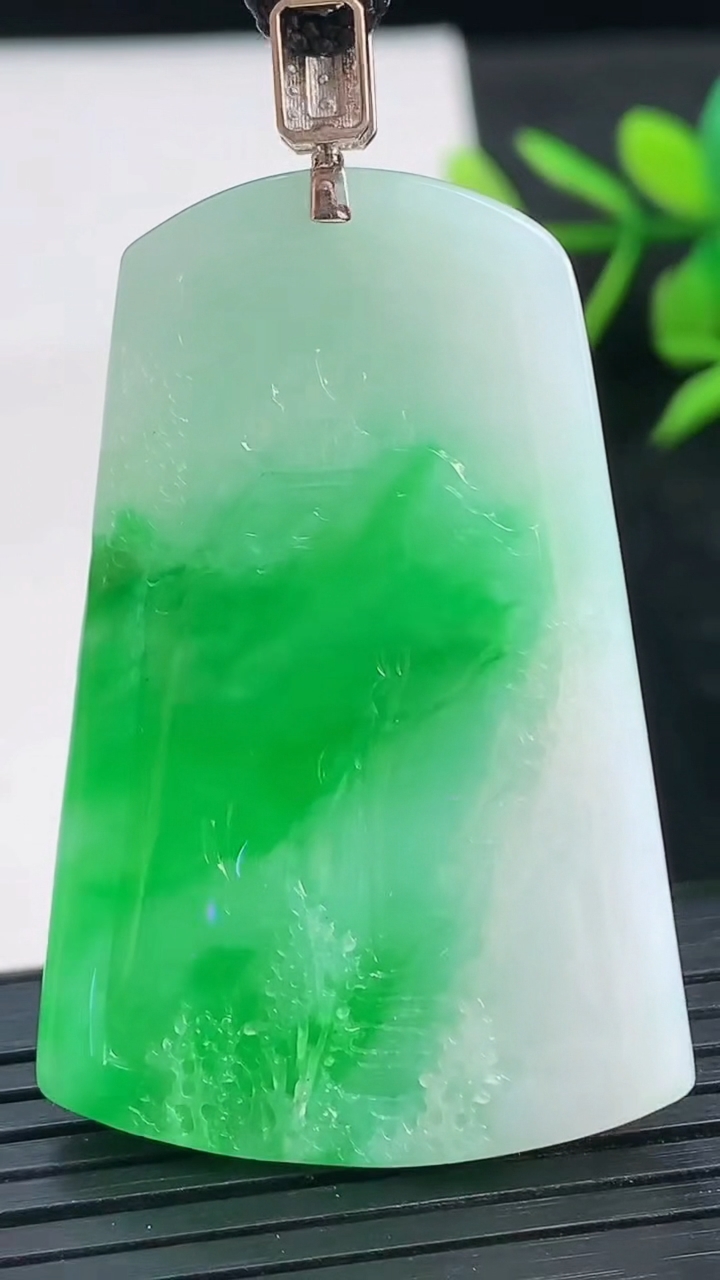 天然A货翡翠山水牌吊坠尺寸45.8-30.7-5.1重量:16.26g
3月28日