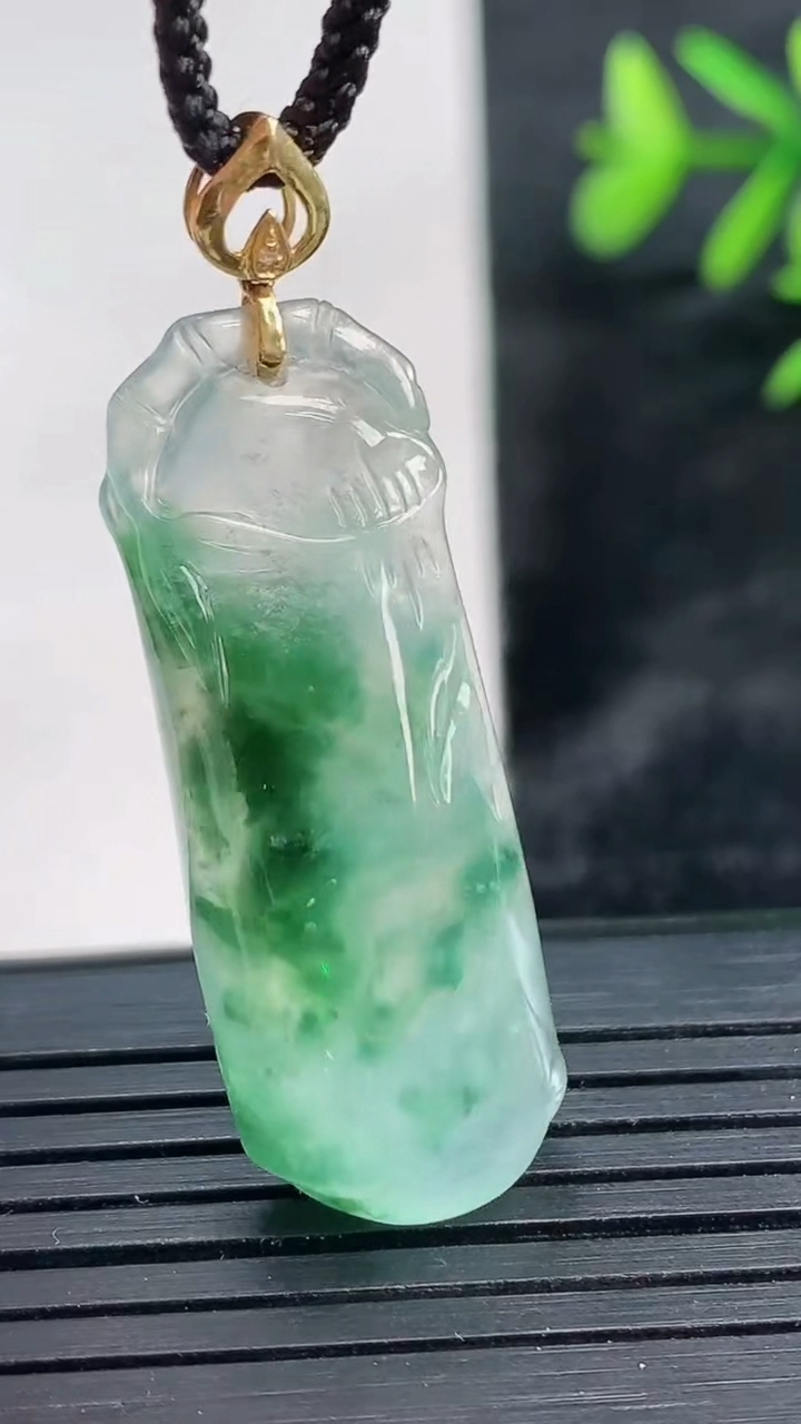 天然A货翡翠种飘花节节高升 竹节吊坠尺寸35.3-13.4-7.7重量:6.89g
3月28日