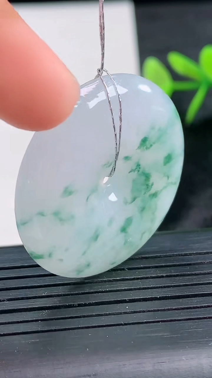 天然A货翡翠冰种飘花平安扣吊坠尺寸33.2-5.9重量:13.48g
3月28日