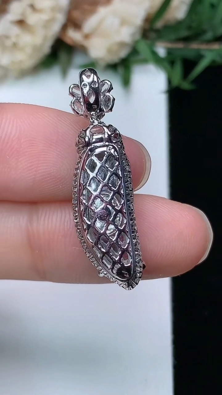 天然A货翡翠福瓜吊坠，尺寸21-8-8.3，重量:3.53g
3月28日