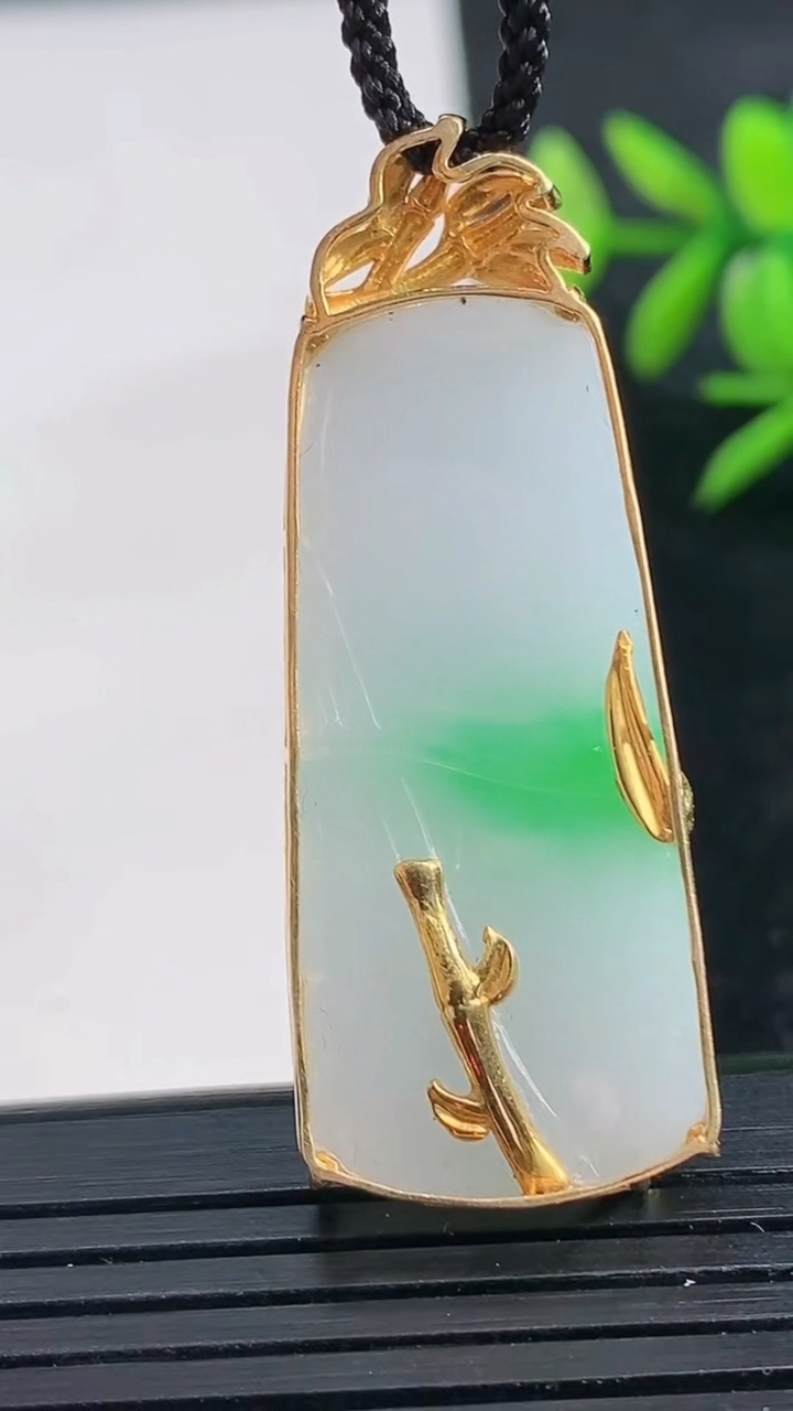 天然A货翡翠节节高升 竹节吊坠尺寸44-16.8-7.4重量:8.21g
3月28日