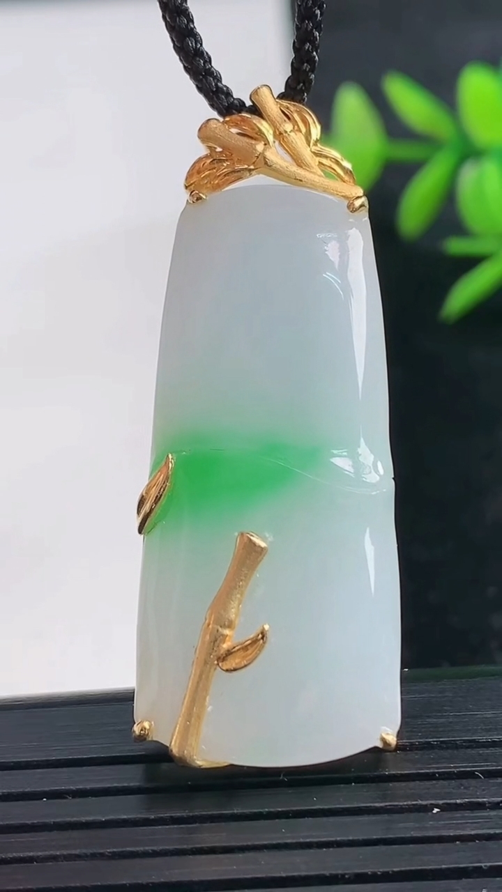 天然A货翡翠节节高升 竹节吊坠尺寸44-16.8-7.4重量:8.21g
3月28日