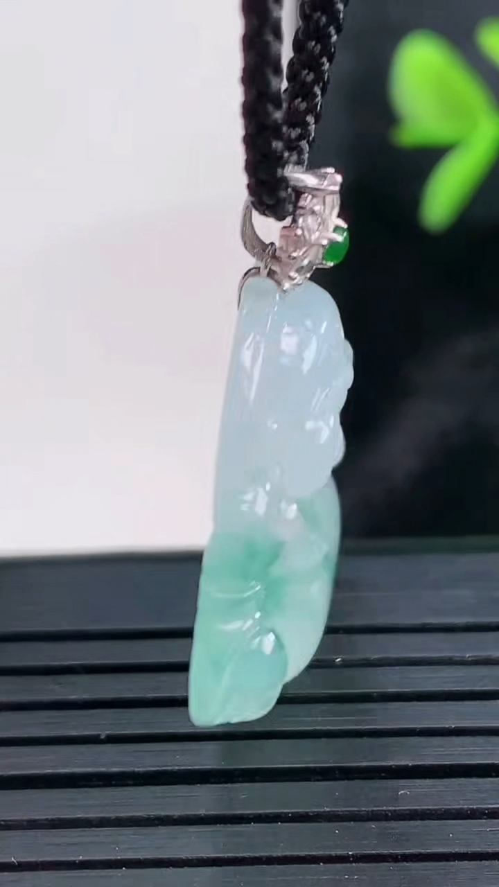 天然A货翡翠种飘花佛公吊坠尺寸23.8-26.9-5.9重量:6.08g
3月28日