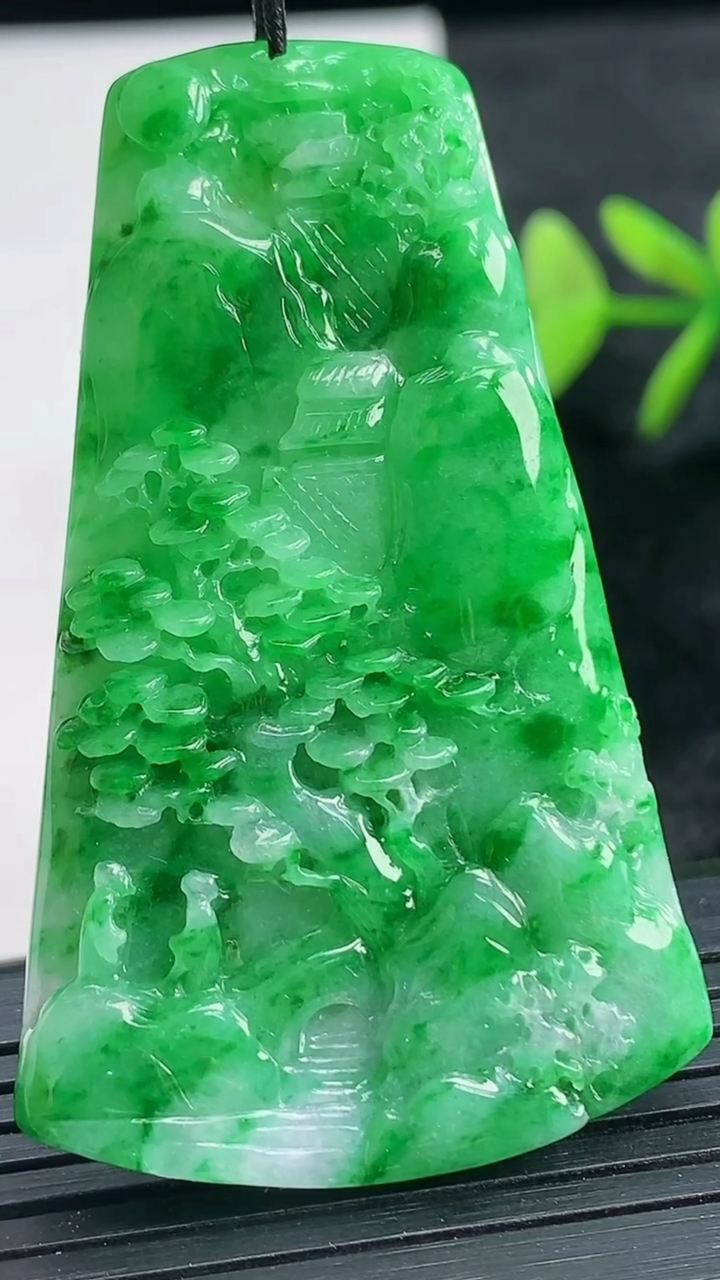 天然A货翡翠山水牌吊坠尺寸53.2-32.7-5.6重量:18.26g
3月28日