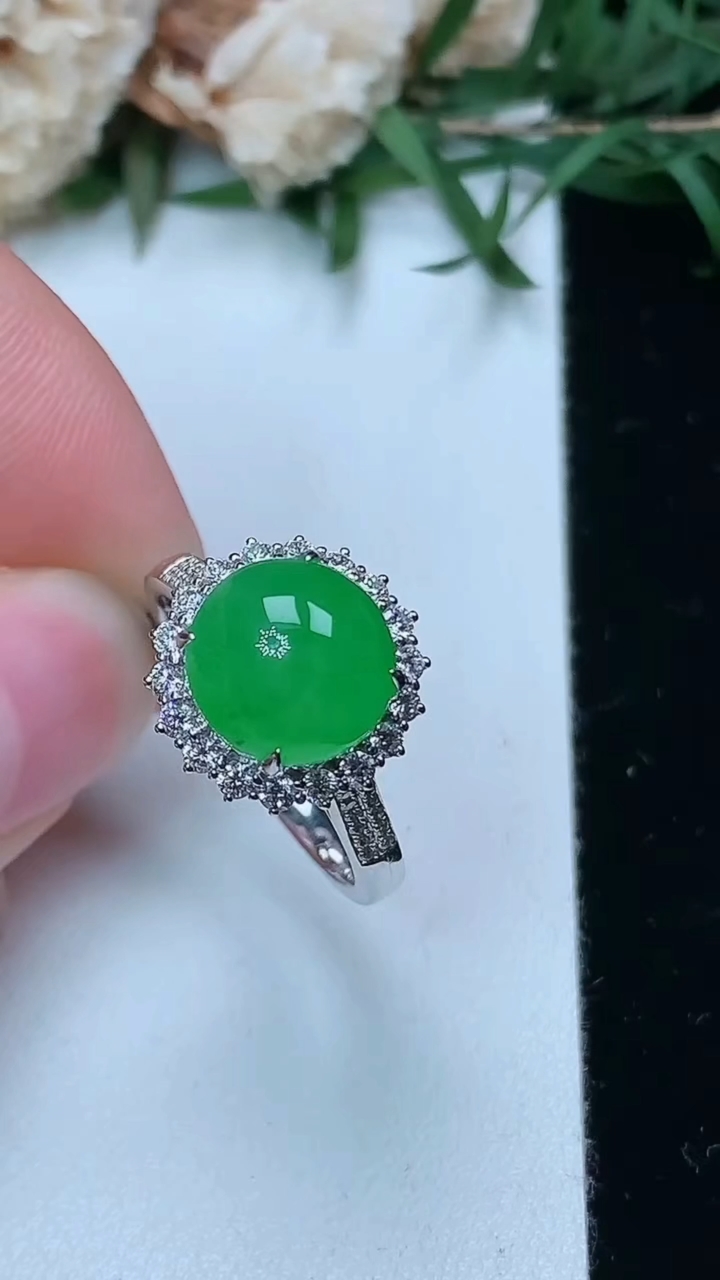 天然A货翡翠蛋面戒指，尺寸17.5-9-9.3，重量:4.96g2026年3月28日
工厂直销收藏佳品,种好水足，色泽均匀，有种有色，上手高大气！