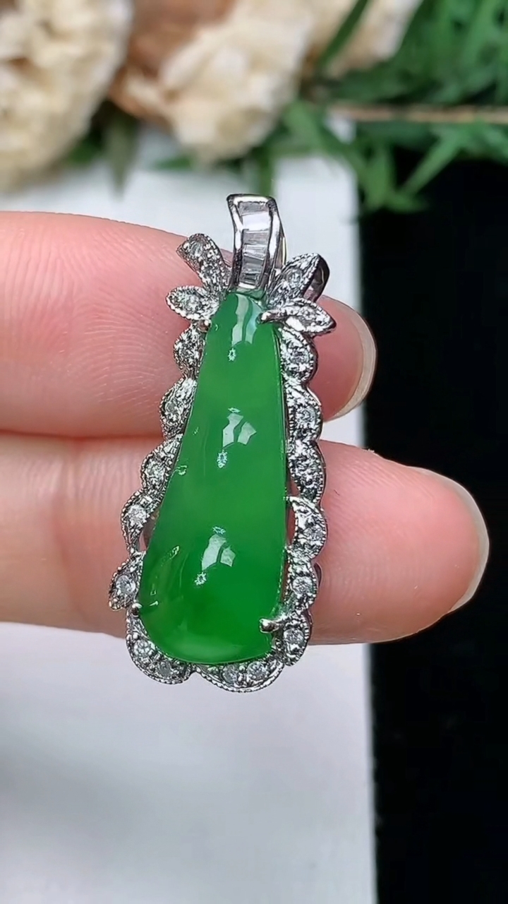 天然A货翡翠福豆吊坠，尺寸28.6-12-6.7，裸石21-8，重量:4.05g
3月28日