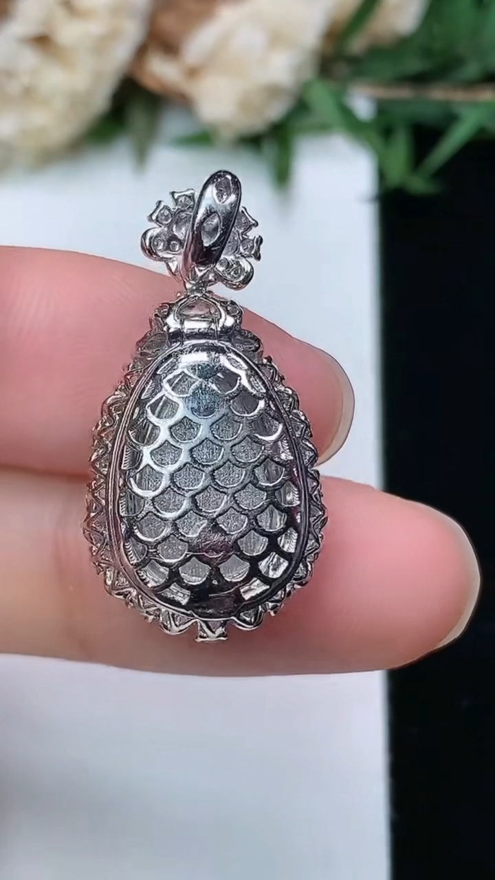 天然A货翡翠白冰福豆吊坠，尺寸27.4-14.2-9.9，裸石14.7-9.6，重量:4.10g
3月28日