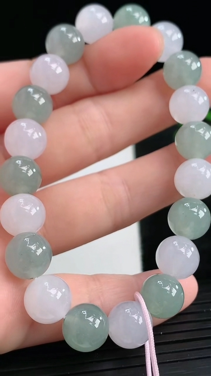 天然A货翡翠圆珠手串尺寸9.2-2.颗重量:28.51g3月28日
工厂直销收藏佳品,种好水足，色泽均匀，有种有色，上手高大气！