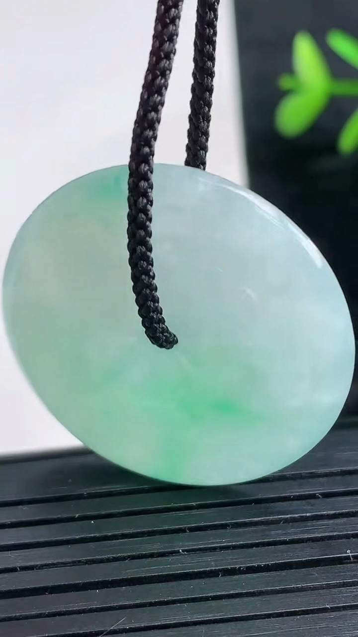 天然A货翡翠平安扣吊坠尺寸33.6-5.6重量:13.37g
3月28日