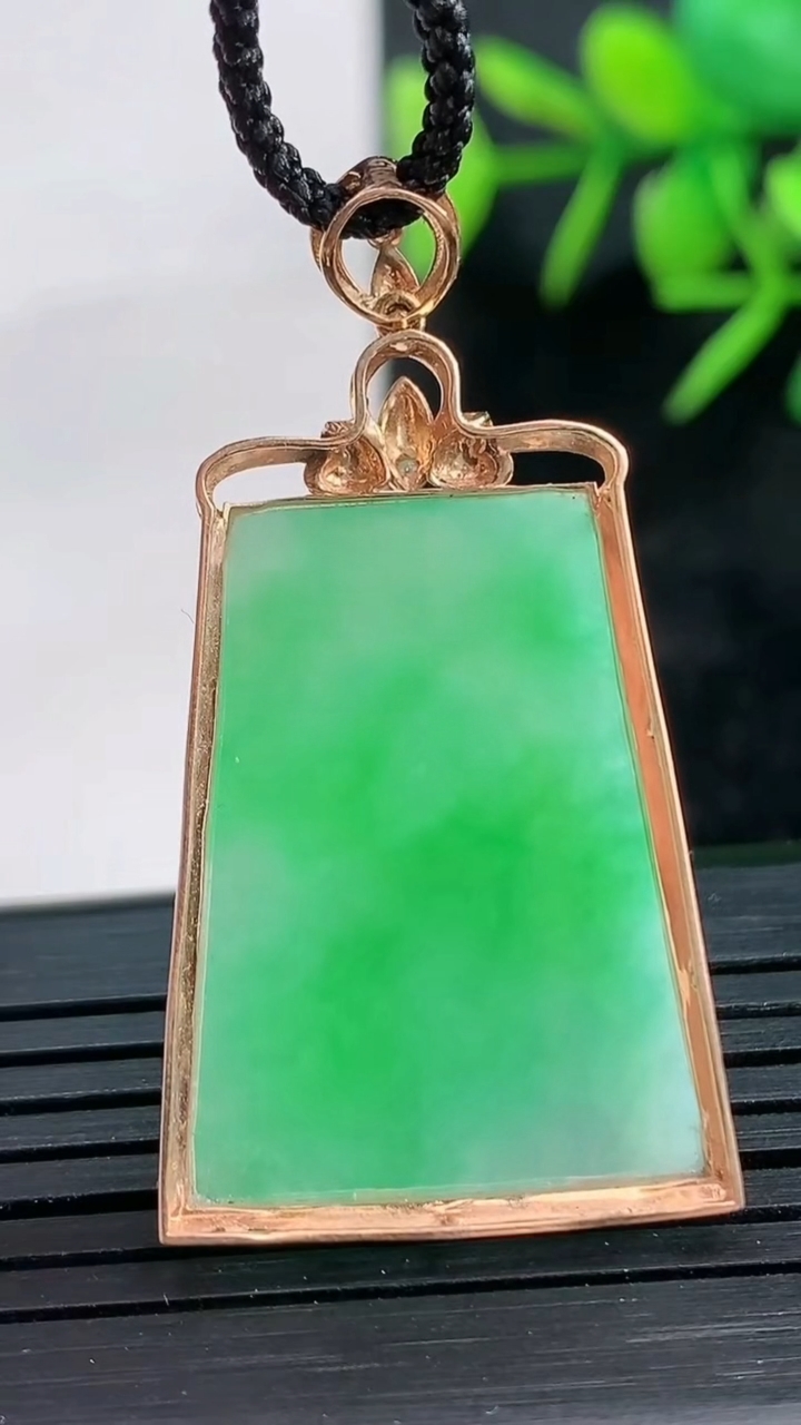 天然A货翡翠无事牌吊坠尺寸40.2-21-5.8裸石26.7-19.3重量:5.12g
3月28日