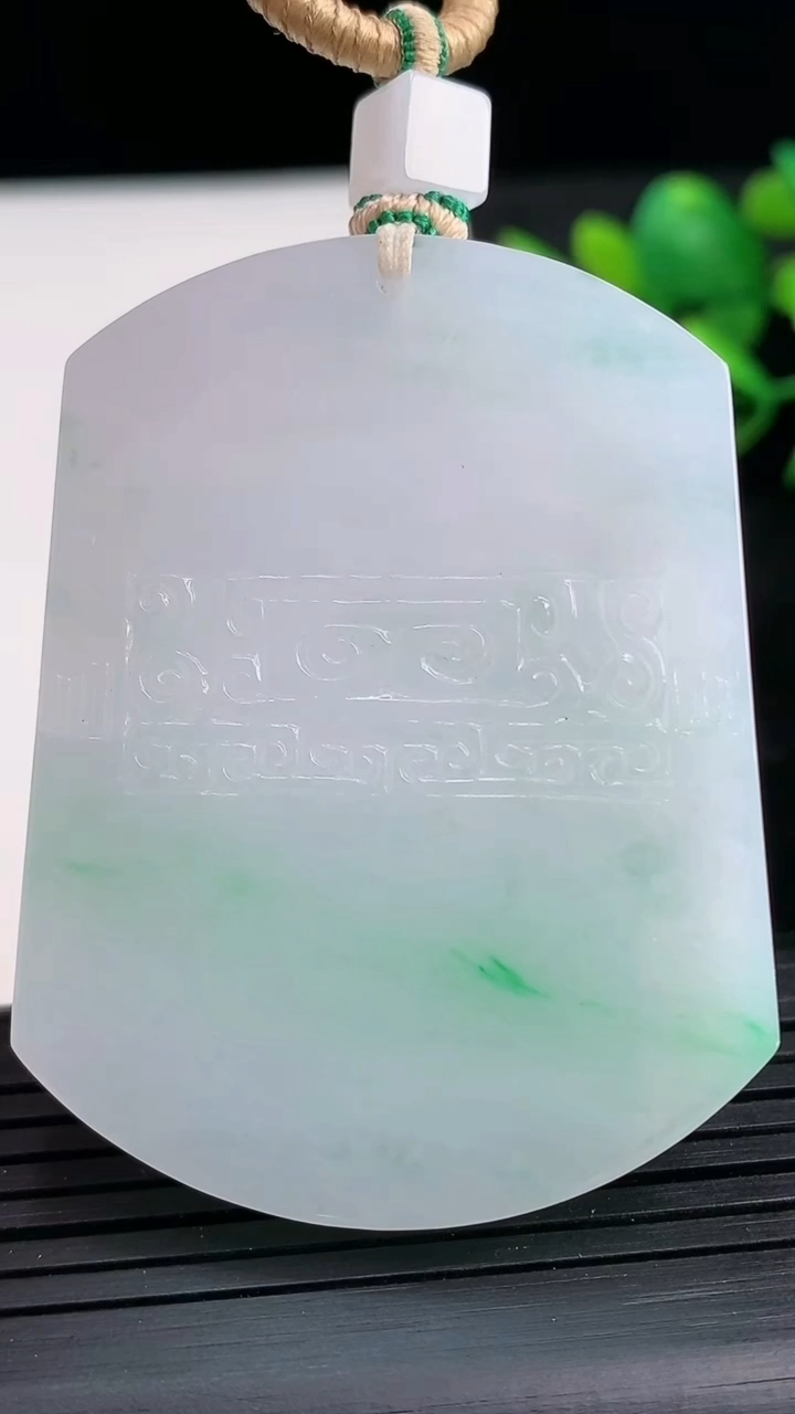 天然A货翡翠仿古无事牌吊坠尺寸53.9-41.3-5.8重量:41.22g
3月28日