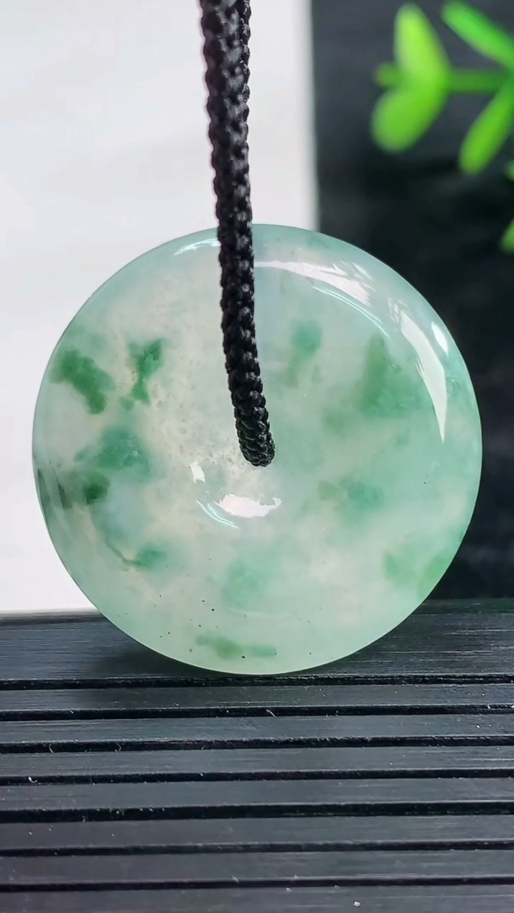 天然A货翡翠冰种飘花平安扣吊坠尺寸28.7-5.4重量:9.54g
3月28日