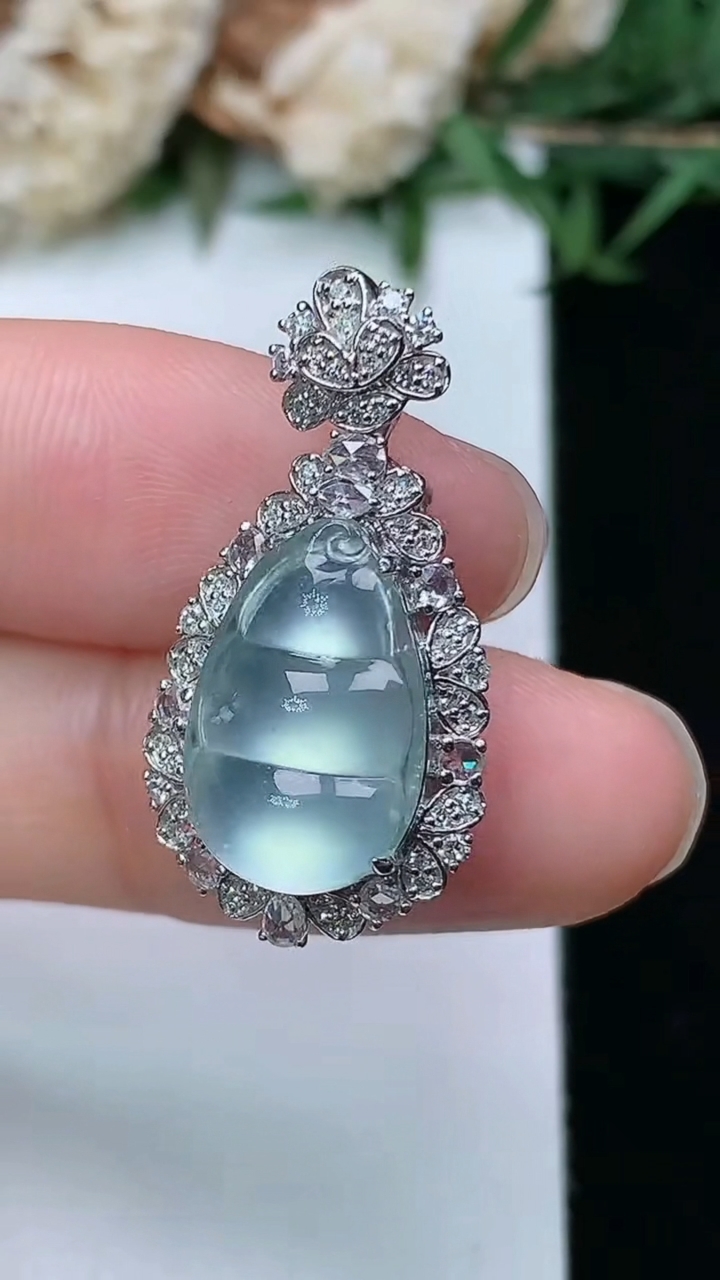 天然A货翡翠白冰福豆吊坠，尺寸27.4-14.2-9.9，裸石14.7-9.6，重量:4.10g
3月28日