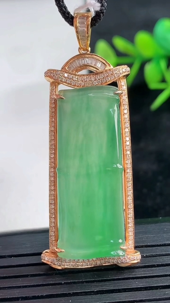 天然A货翡翠节节高升 竹节吊坠尺寸51.8-20.3-9.2裸石33.2-12.9重量:10.83g
3月28日