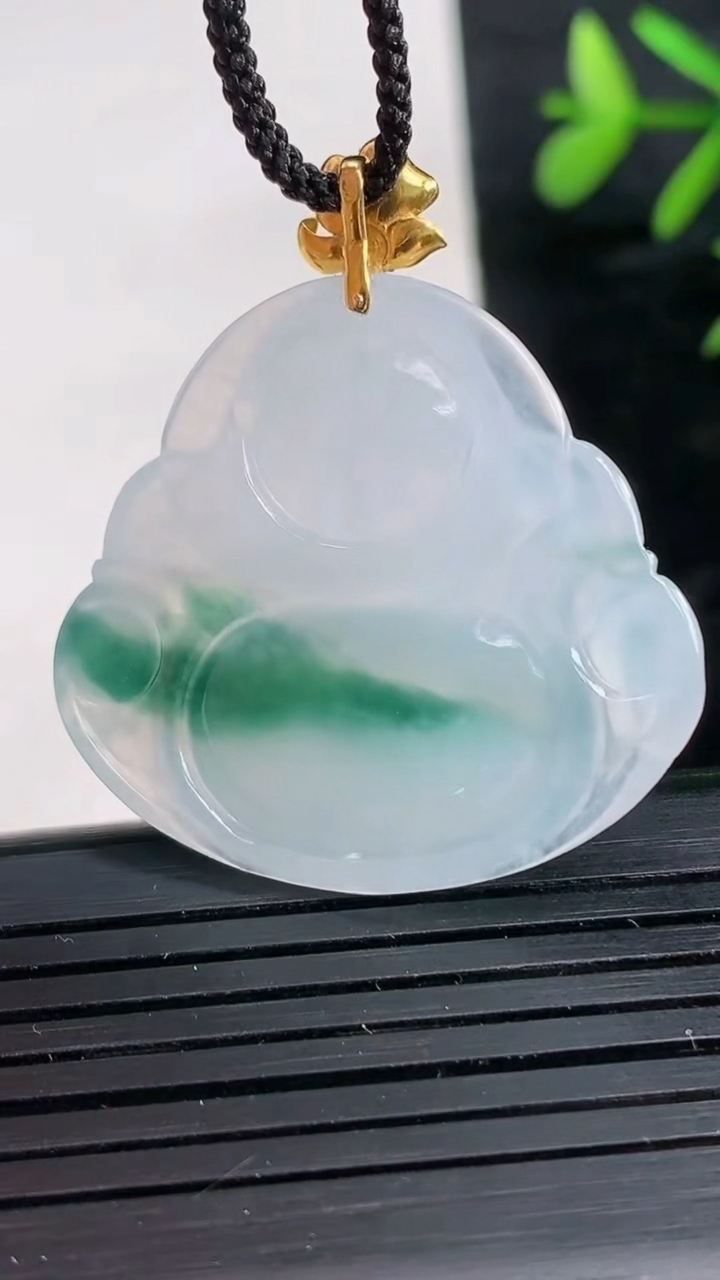 天然A货翡翠种飘花佛公吊坠尺寸30.9-33.7-5.7重量:9.35g
3月28日