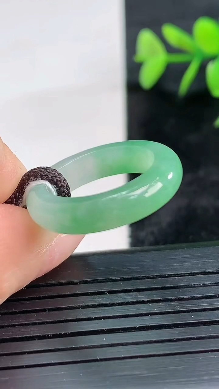 天然A货翡翠指环戒指尺寸16.5-4.7-3.5重量:3.35g2026年3月28日
工厂直销收藏佳品,种好水足，色泽均匀，有种有色，上手高大气！