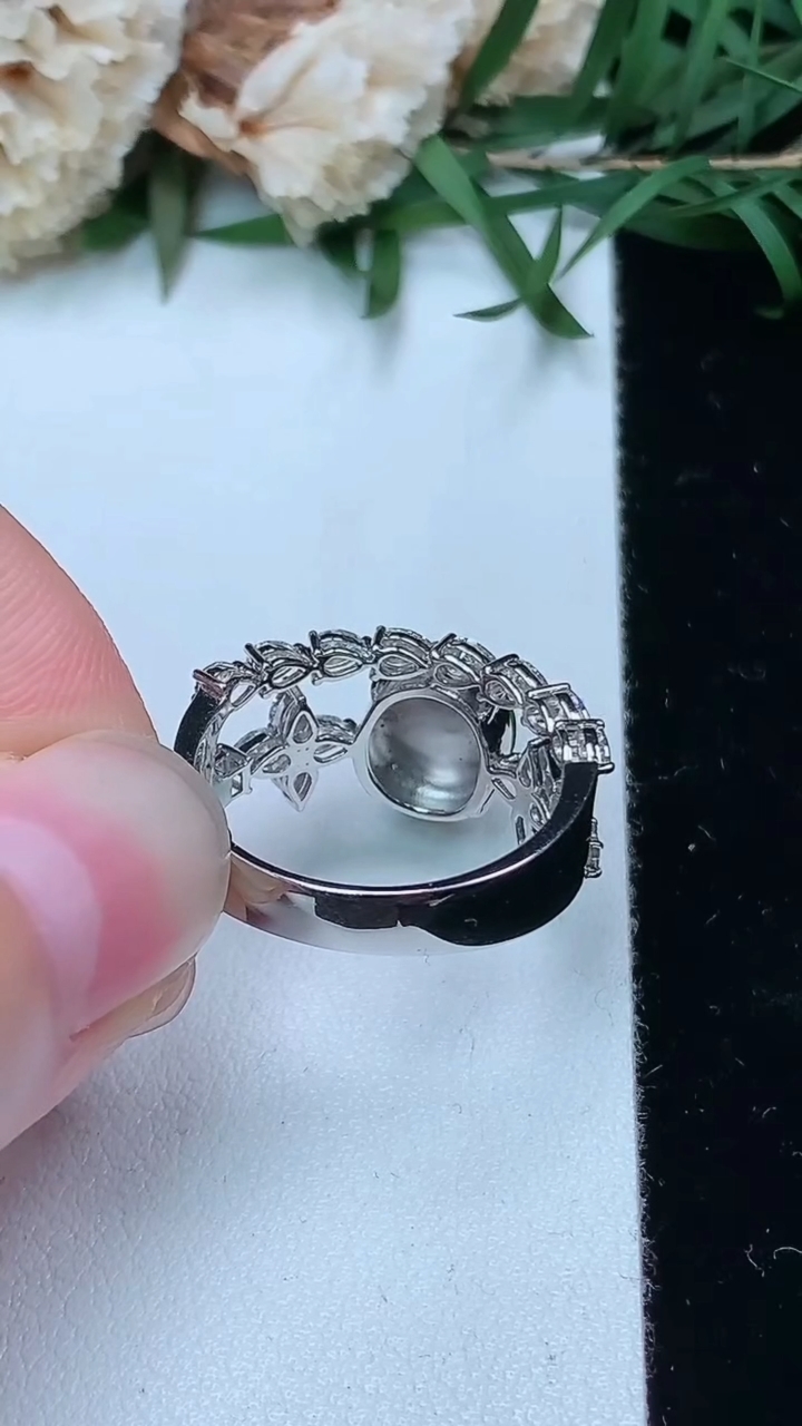 天然A货翡翠蛋面戒指，尺寸17.9-8.7-7.8，重量:4.15g2026年3月28日
工厂直销收藏佳品,种好水足，色泽均匀，有种有色，上手高大气！