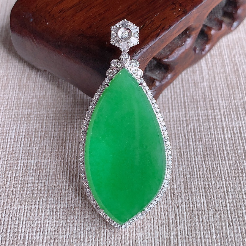 天然A货翡翠18K金伴钻镶嵌满绿水滴吊坠 
尺寸47-21-8裸石34.5-17.8mm 重量10.