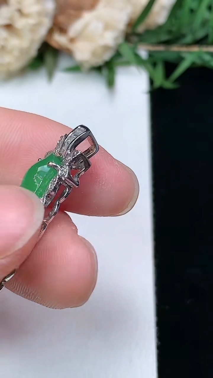 天然A货翡翠福豆吊坠，尺寸28.6-12-6.7，裸石21-8，重量:4.05g
3月28日