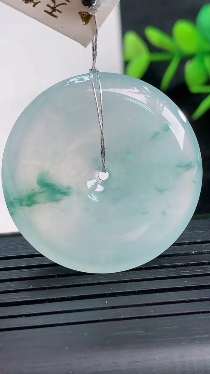 天然A货翡翠种飘花平安扣吊坠尺寸33.6-6重量:14.13g
3月28日