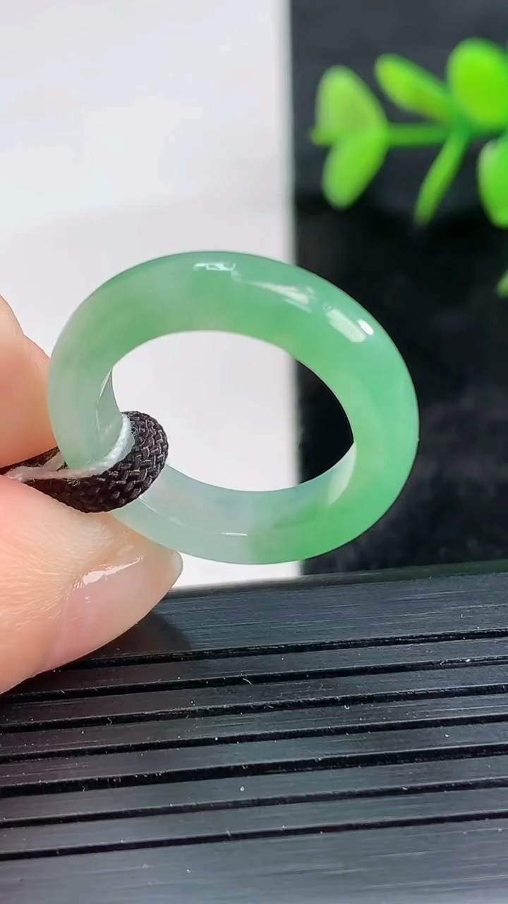 天然A货翡翠指环戒指尺寸16.5-4.7-3.5重量:3.35g2026年3月28日
工厂直销收藏佳品,种好水足，色泽均匀，有种有色，上手高大气！