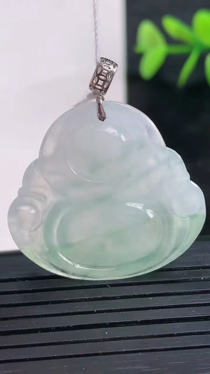 天然A货翡翠种飘花佛公吊坠尺寸28.6-30.8-5.7重量:8.23g
3月28日