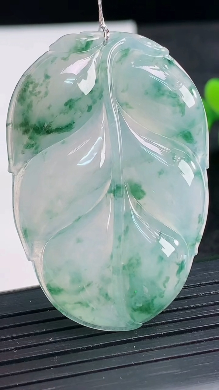 天然A货翡翠种飘花金枝玉叶 叶子吊坠尺寸49-33.7-5.8重量:17.62g
3月28日