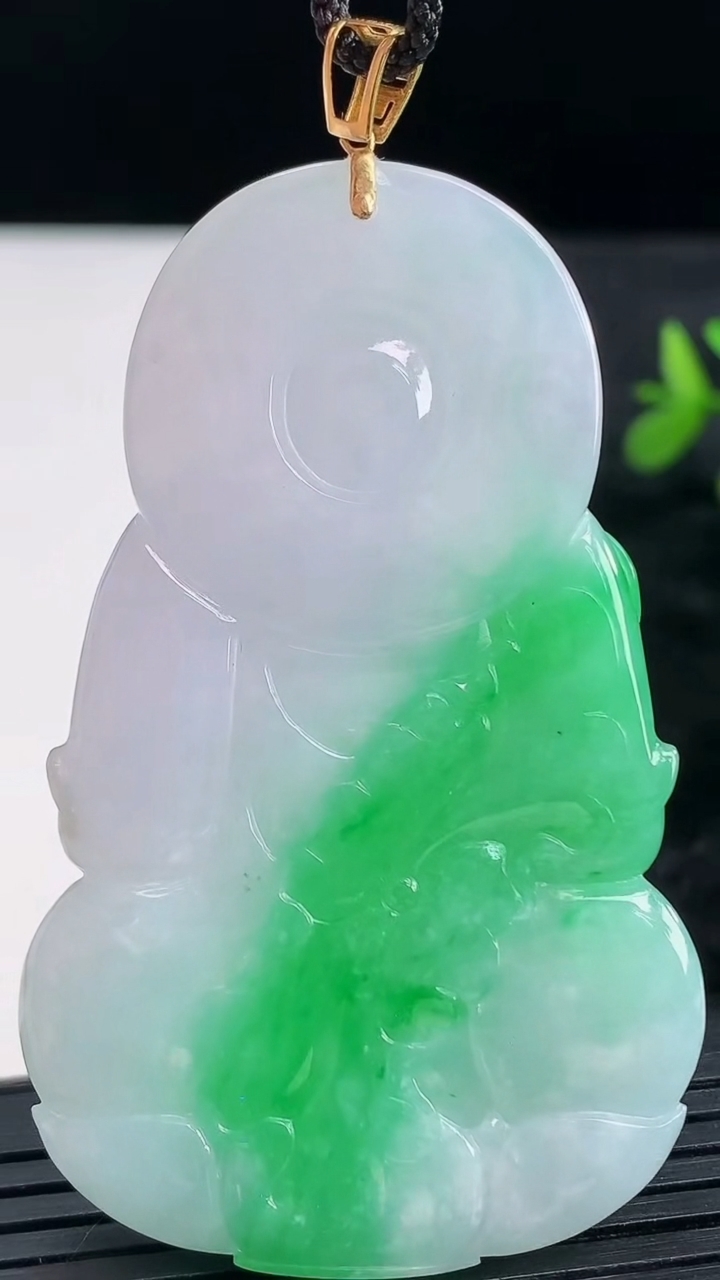 天然A货翡翠观音菩萨吊坠尺寸61.8-38.2-5.7重量:28.61g
3月28日