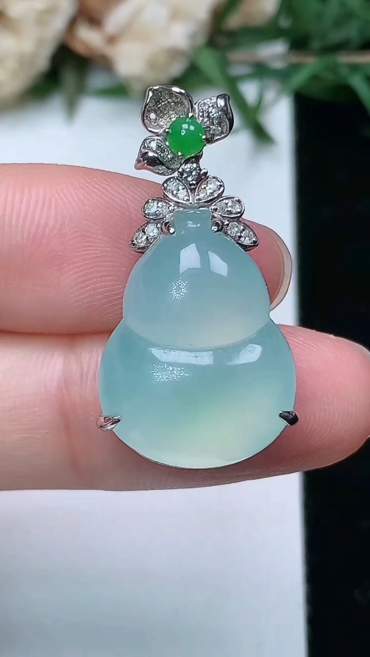 天然A货翡翠白冰葫芦吊坠，尺寸19.2-14.7-8.4，重量:5.11g
3月28日