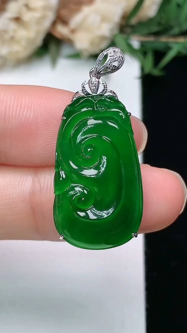 天然A货翡翠如意吊坠，尺寸24-14-5.2，重量:3.10g
3月28日