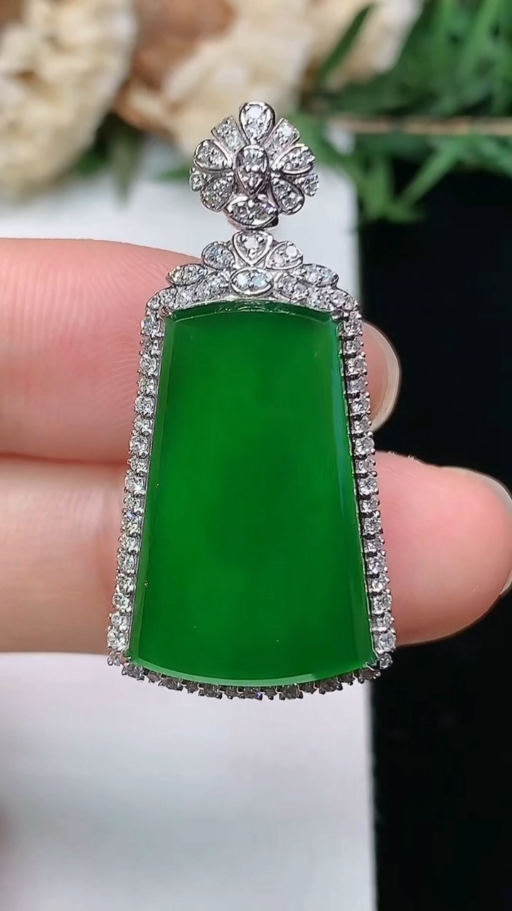 天然A货翡翠无事牌吊坠，尺寸33.4-16.3-9，裸石21-13.2，重量:5.57g
3月28日