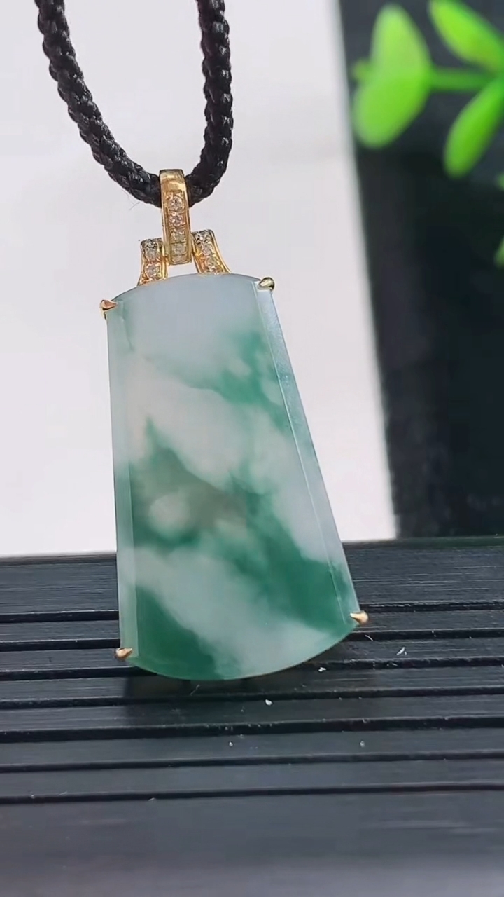 天然A货翡翠种飘花无事牌吊坠尺寸24.5-14.2-5.6重量:4.16g
3月28日