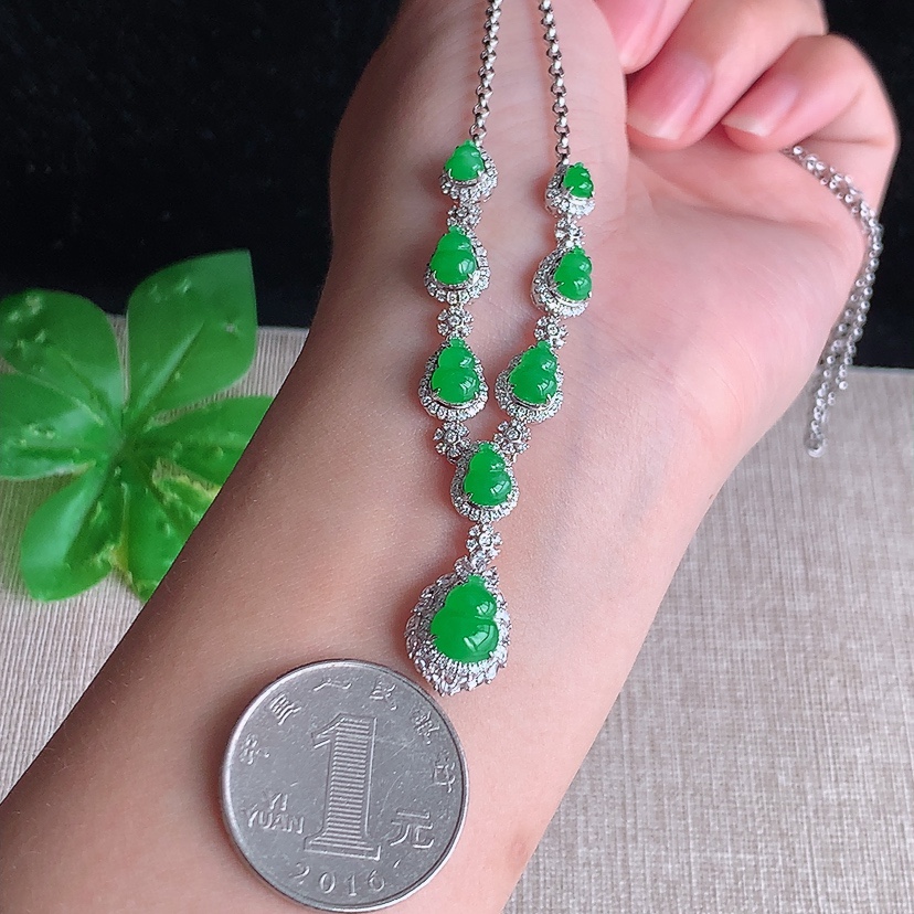 天然A货翡翠18K金伴钻镶嵌阳绿葫芦宴会款项链 
尺寸8.5-6.6-7.7mm 重量8.78g 0326