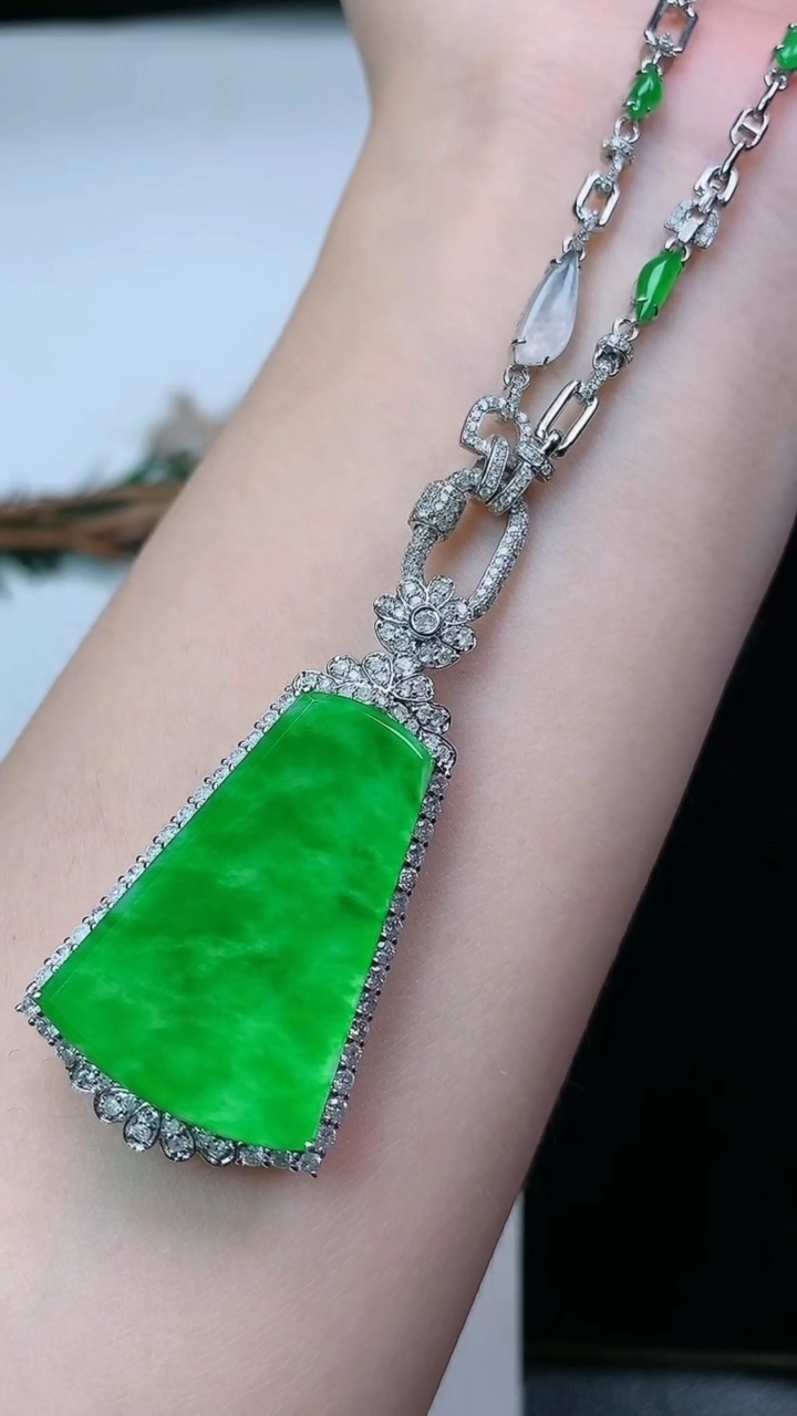 天然A货翡翠无事牌项链，尺寸45-22.7-8.4，裸石30-19.8，重量:18.88g
3月28日