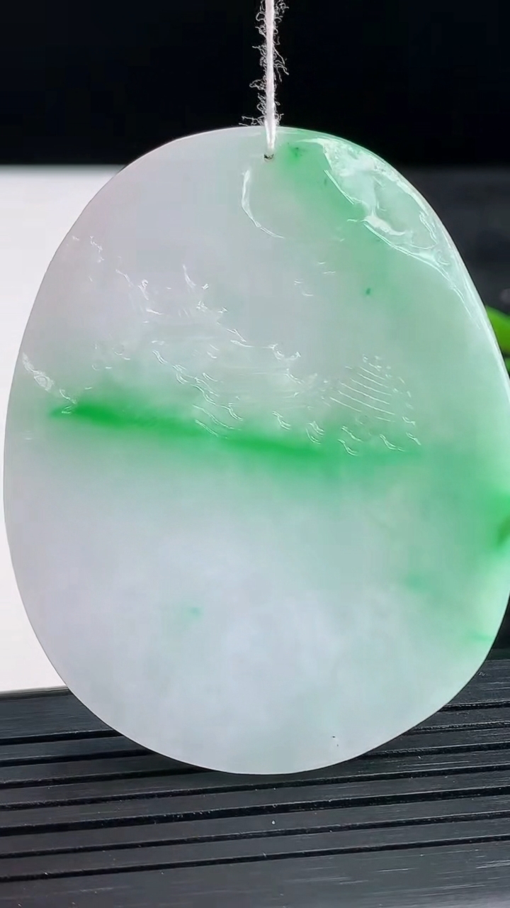 天然A货翡翠山水牌吊坠尺寸56.7-45.2-5.2重量:29.80g
3月28日