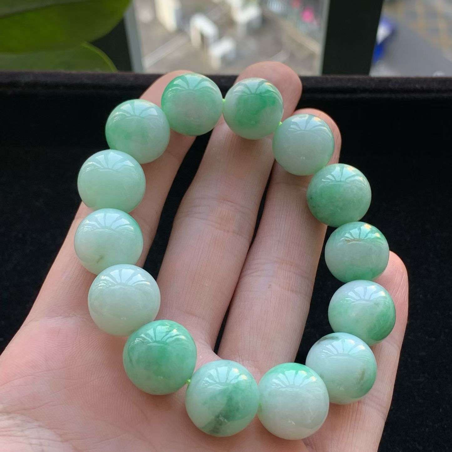 A货天然翡翠冰糯种飘绿手串16颗重量80.40
3月28日