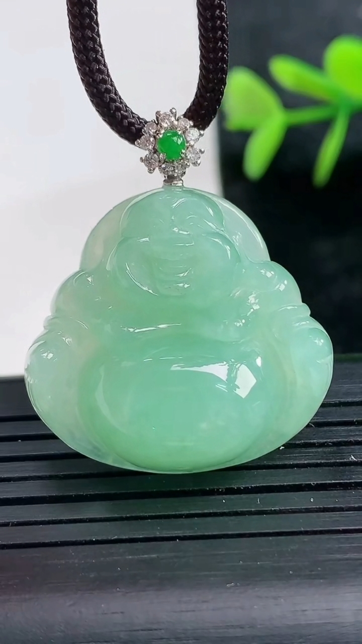 天然A货翡翠佛公吊坠尺寸25.8-27.7-8.5重量:9.59g
3月28日