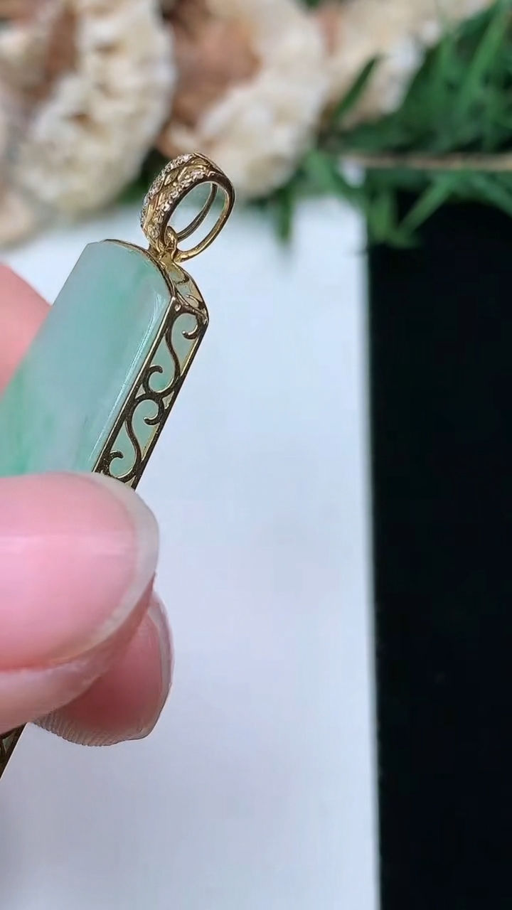 天然A货翡翠无事牌吊坠，尺寸36.8-21.7-6.8，重量:8.72g
3月28日