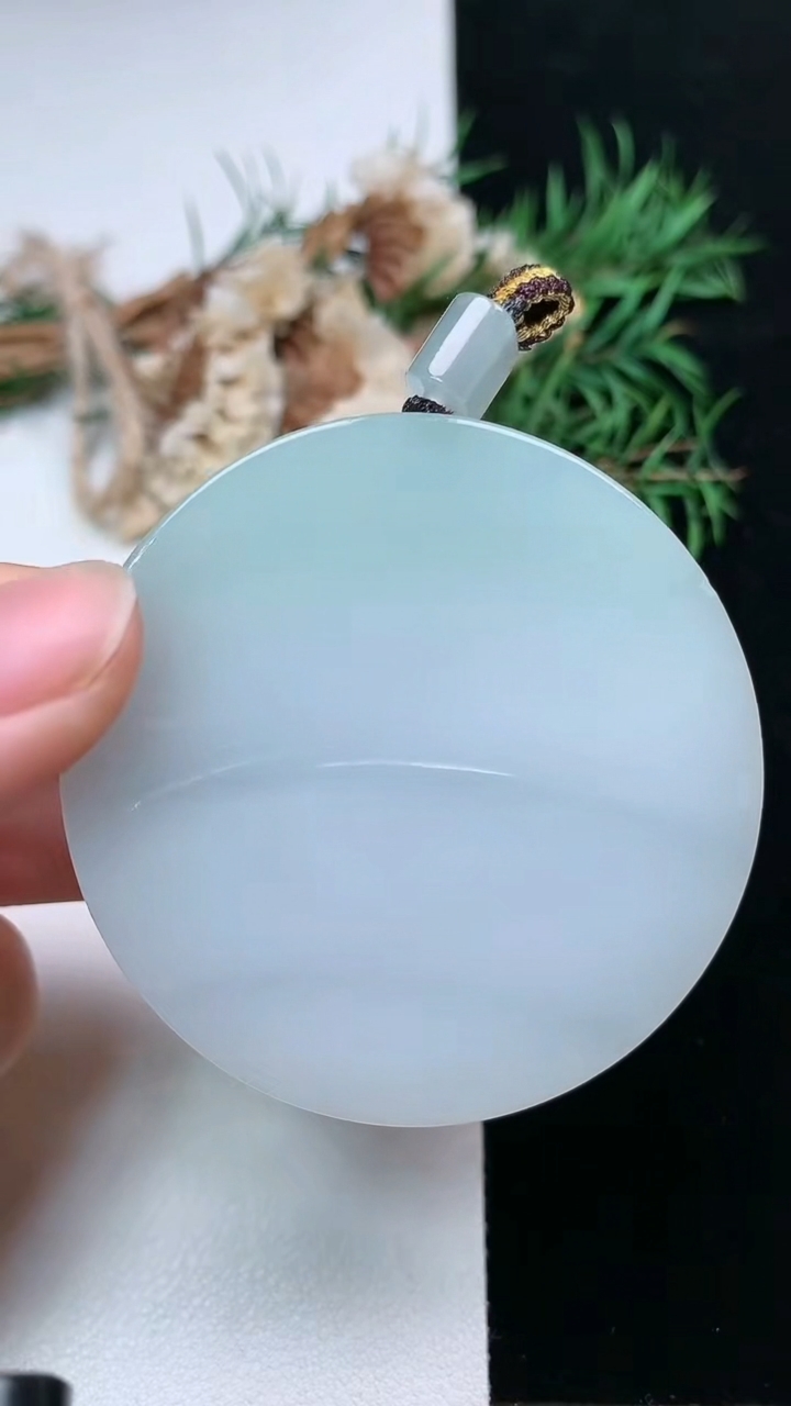 天然A货翡翠无相观音吊坠，尺寸49.8-9.6，重量:63.18g
3月28日