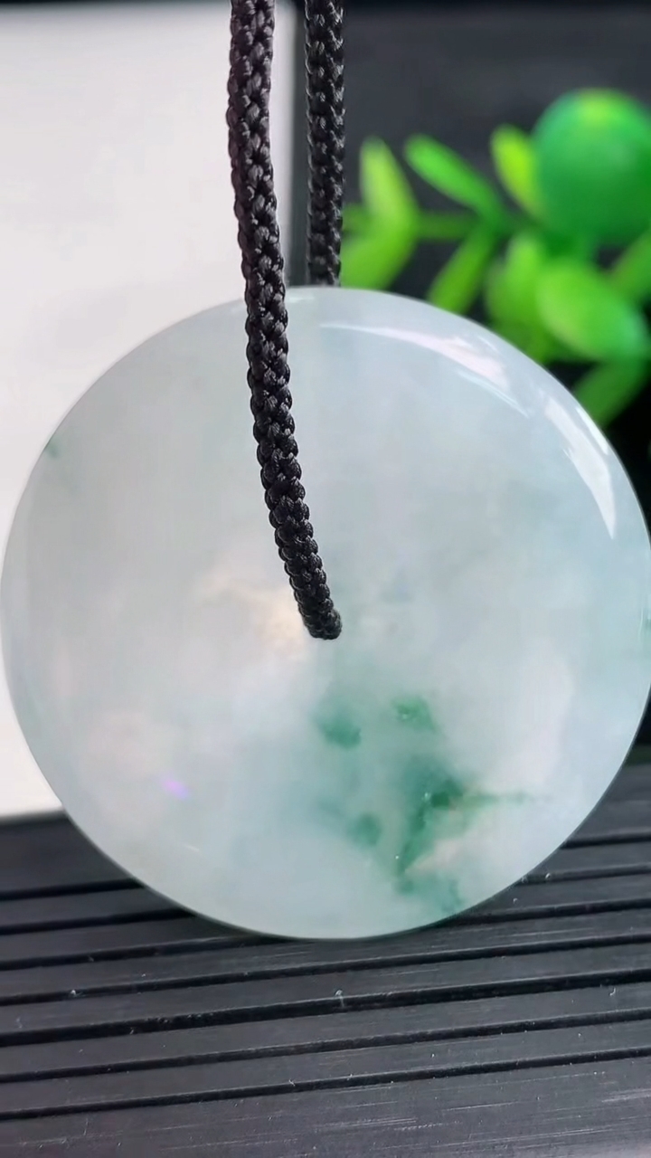 天然A货翡翠冰种飘花平安扣吊坠尺寸38.6-5.5重量:17.95g
3月28日