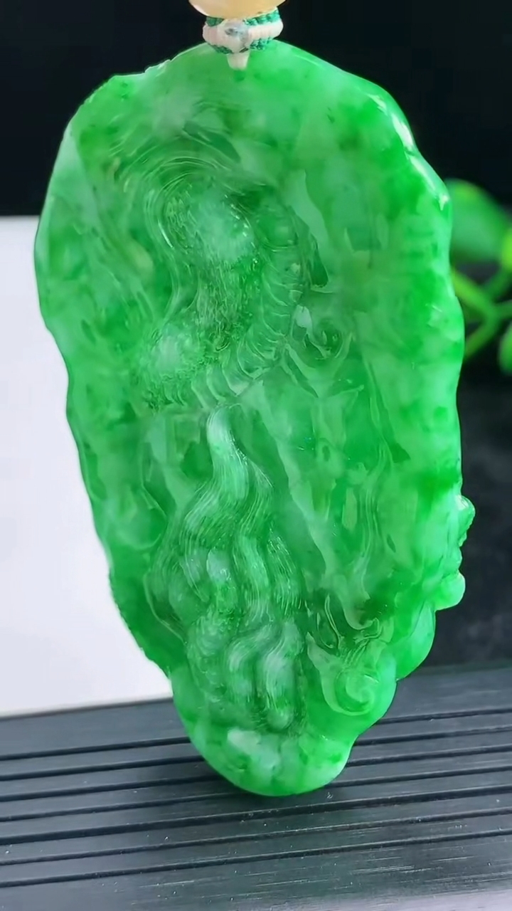 天然A货翡翠龙牌吊坠尺寸66-36.5-10.1重量:43.17g
3月28日