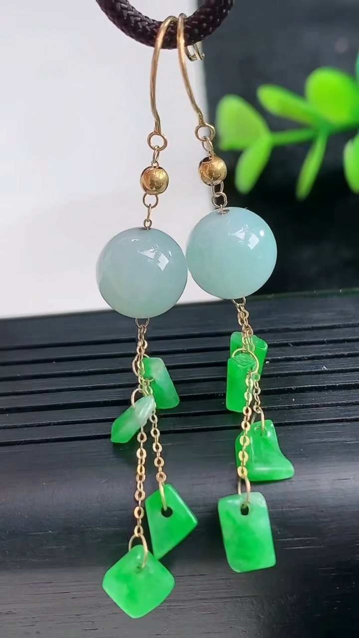 天然A货翡翠圆珠耳坠尺寸9.6重量:4.77g3月28日
工厂直销收藏佳品,种好水足，色泽均匀，有种有色，上手高大气！