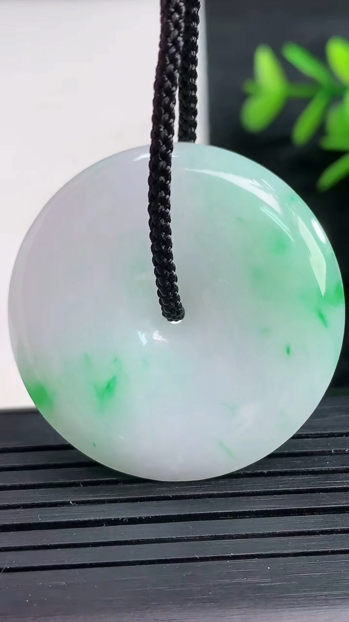 天然A货翡翠平安扣吊坠尺寸34.7-6重量:15.52g
3月28日