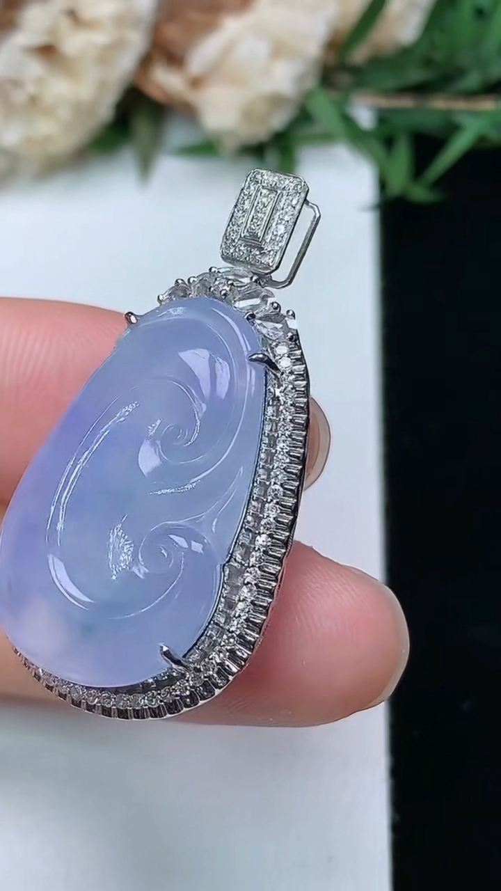 天然A货翡翠紫罗兰 飘花如意吊坠，尺寸35.5-18.7-11.4，裸石24.4-15
3月28日