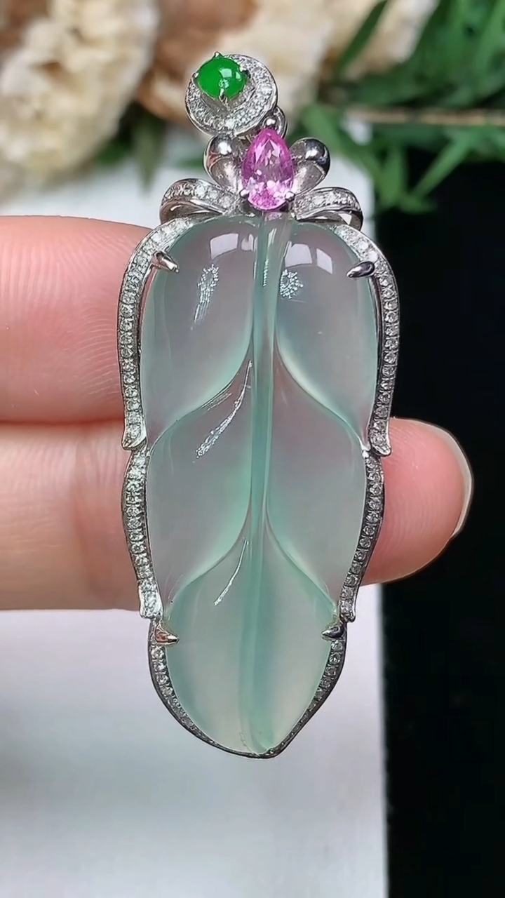 天然A货翡翠金枝玉叶 叶子吊坠，尺寸45-17.4-8.8，裸石32-14，重量:6.81g
3月28日