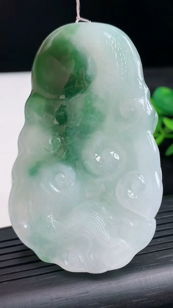 天然A货翡翠龙牌吊坠尺寸68.6-43.1-13.3重量:67.91g
3月28日