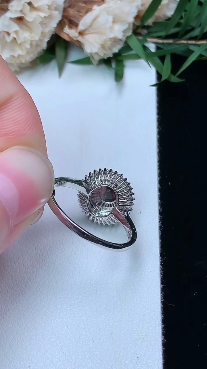 天然A货翡翠蛋面戒指，尺寸17-7.5-7.4，重量:2.30g2026年3月28日
工厂直销收藏佳品,种好水足，色泽均匀，有种有色，上手高大气！