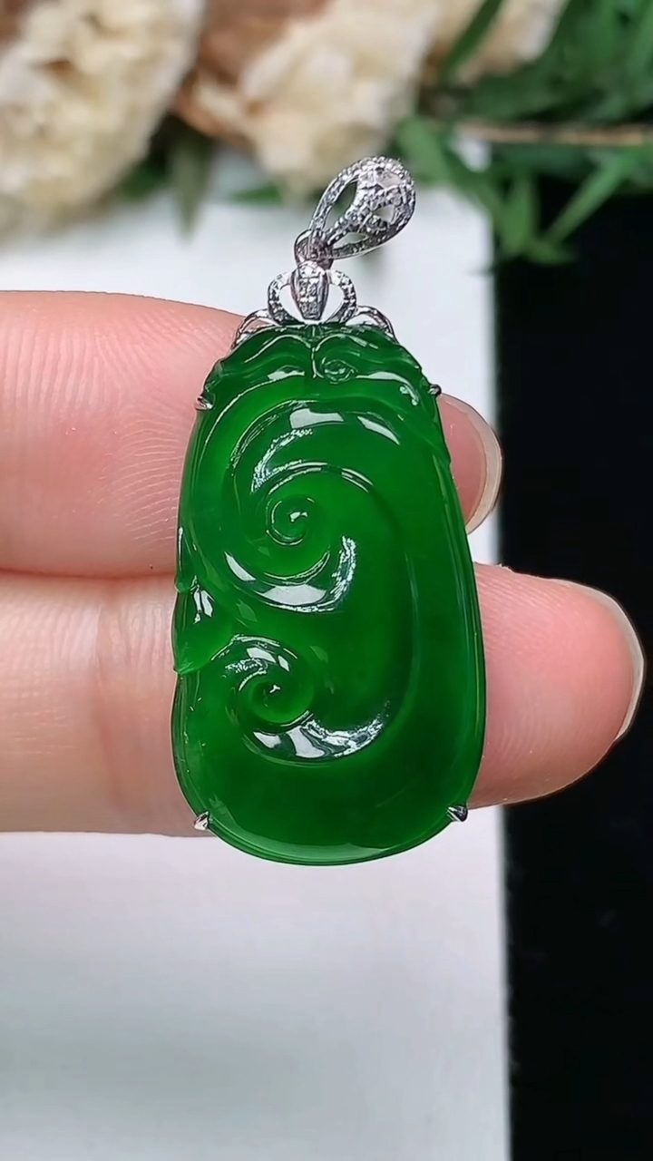 天然A货翡翠如意吊坠，尺寸24-14-5.2，重量:3.10g
3月28日