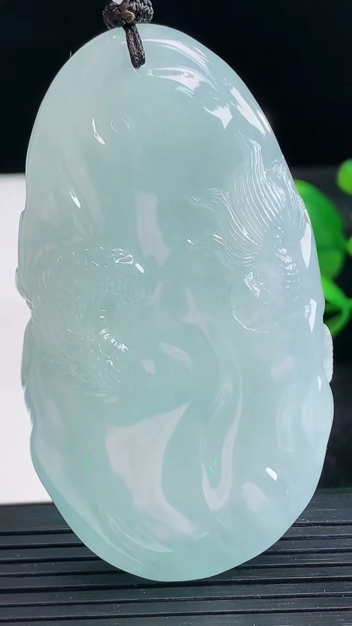 天然A货翡翠龙牌吊坠尺寸66-36.2-12重量:64.88g
3月28日